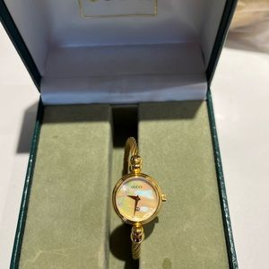 Gucci bracelet watch